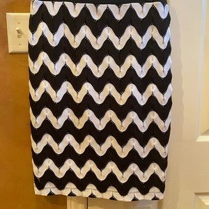 Elastic waste black and white skirt